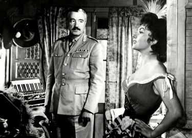Fotografía de un momento de la película "Pan, amor y celos" (1954) con Vittorio De Sica y Gina Lollobrigida. Con el actor italiano también rodó el éxito "Pan, amor y fantasía" (1953).