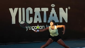 La tenista española Jessica Bouzas, durante su partido ante Heather Watson en el torneo WTA 500 de Mérida (México)