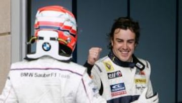<b>SONRISA ORGULLOSA. </b>Alonso esperó a Kubica para felicitarle por su primera pole, el español es el ídolo del polaco, además de su amigo.