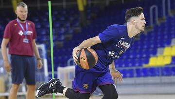 Jasikevicus observa las evoluciones de Thomas Heurtel en el primer entrenamiento del equipo en el Palau Blaugrana.