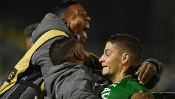 Andrei Girotto (R) of Brazil's Chapecoense celebrates with teammates his goal scored against Venezuela's Zulia during their 2017 Copa Libertadores football match held at Arena Conda stadium, in Chapeco, Brazil on May 23, 2017. / AFP PHOTO / NELSON ALMEIDA