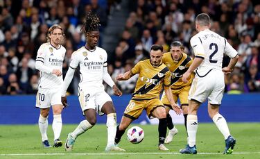 Camavinga y Álvaro García en un lance del partido.