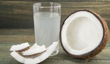 Las sorprendentes razones por las que deberías tomar agua de coco natural