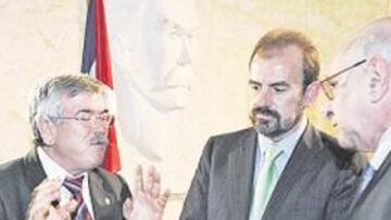 <b>EN LA EMBAJADA. </b>El alcalde y el presidente, en el acto de ayer.