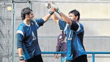 <b>CAMBIO DE GUANTES. </b>La sanción obliga al Pato a ceder los trastos de la meta azulona a Luis.