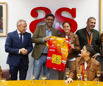 17/12/19 BALONMANO FEMENINO  VISITA DE LAS GUERRERAS A DIARIOAS REDACCION PERIODICO TRAS PROCLAMARSE SUBCAMPEONAS DEL MUNDO MEDALLA DE PLATA SELECCION ESPAÑOLA ESPAÑA PACO BLAZQUEZ VICENTE JIMENEZ SILVIA NAVARRO