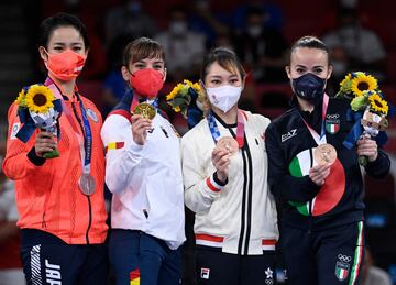 La española posa en el podio con la ganadora de la medalla de plata Kiyou Shimizu y las ganadoras de las medallas de bronce Lau Mo-sheung y Viviana Bottaro.  