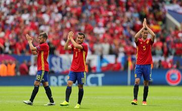 Pedro junto a Jordi Alba y Busquets.