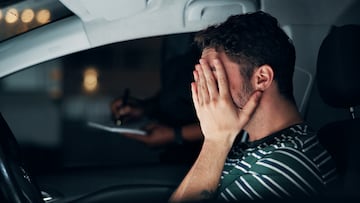 Con calcomanías dibujadas a mano, un conductor desata la alerta por “ghost cars” y refuerza la ofensiva policial en Nueva York.