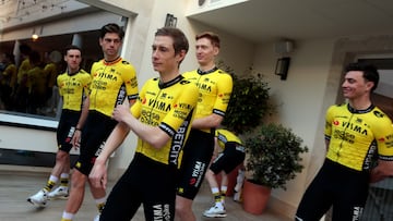 Vingegaard, con sus compañeros.