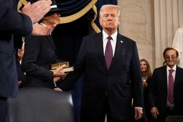Donald Trump hace su tan esperada entrada a la ceremonia del capitolio. El 47° presidente electo de los Estados Unidos es recibido entre una ola de aplausos.