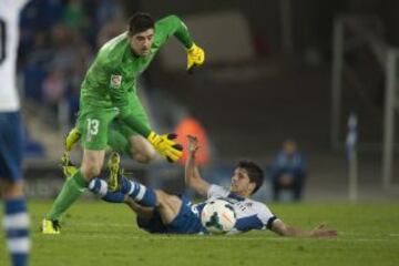 Espanyol-Atlético de Madrid. Courtois hace una fea entrada a Javi Lopez al final del partido.