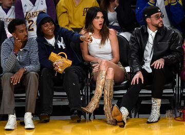 La modelo Kendall Jenner disfruta con su pareja el rapero Bad Bunny del sexto encuentro de la semifinal. 