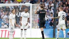 Modric, Alaba y Kroos proteestan a Melero López por el penalti señalado a Asensio que supuso el 1-1 del Girona.