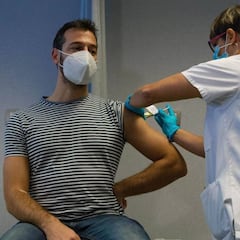 Vacunación de 16 a 39 años: cuándo comienza en Madrid y Cataluña y qué vacuna se va a poner