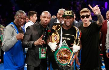 El enfrentamiento con Floyd Mayweather supuso la primera derrota en el récord de Saúl Canelo Álvarez el 14 de septiembre de 2013 en el MGM Grand Arena de Las Vegas. Fue una de las mejores actuaciones en un cuadrilátero del estadounidense, que se encontró con un buen rival, aunque muy joven. Canelo solo tenía 23 años y toda la carrera por delante. 
Mayweather se impuso fácil. Esquivaba las manos del mexicano sin problema y conectaba buenos golpes. Su velocidad le permitió tomar ventaja ante un joven Canelo que no encontraba la forma de remontar la situación. Finalmente, se impuso por decisión mayoritaria.
