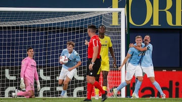 El defensa Carl Starfelt se abraza con Iago Aspas tras marcar el tercer gol del Celta ante el Villarreal y Williot Swedberg recoge el balón dentro de la portería.