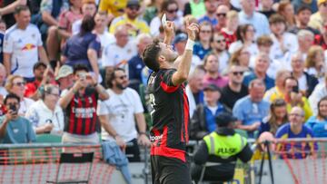 DUBLIN, IRELAND - AUGUST 09: Santiago Gimenez of AC Milan prays after scoring his team's first goal during the pre-season friendly match between Leeds United and AC Milan at Aviva Stadium on August 09, 2025 in Dublin, Ireland. (Photo by Sara Cavallini/Getty Images)