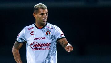 Edwin Cardona durante un partido con Tijuana.