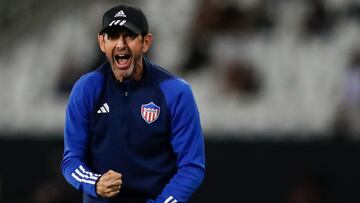 AMDEP8864. RÍO DE JANEIRO (BRASIL), 03/04/2024.- El entrenado Arturo Reyes Montero de Junior reacciona este miércoles, en un partido de la fase de grupos de la Copa Libertadores entre Botafogo y Junior en el estadio Olímpico Nilton Santos de Río en Janeiro (Brasil). EFE/ Andre Coelho