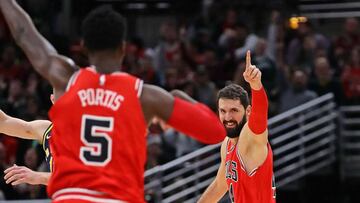 Bobby Portis felicita a Nikola Mirotic en la victoria de los Bulls sobre los Pacers.