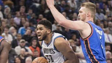 Karl-Anthony Towns es defendido por Domantas Sabonis.