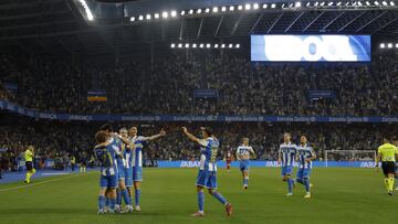 Los jugadores del Deportivo celebran el gol de Mella contra el Huesca.