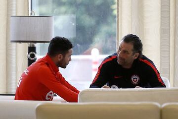 El entrenador de la selección chilena Juan Antonio Pizzi, derecha, conversa con Eugenio Mena el el lobby del hotel Crownw Plaza de Moscu, Rusia.
