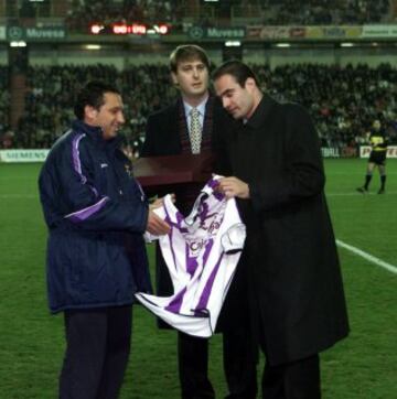 Lalo García junto a Eusebio y el presidente del Valladolid Carlos Suárez (2002).