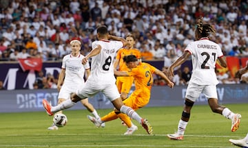 El jugador del Real Madrid, Brahim, rodeado de contrarios.