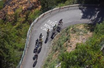 El grupo del líder en la subida a Montvernier.