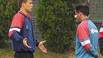 <B>FRENTE ABIERTO</B>. La afición gijonesa reclama al técnico que Lediakhov juegue más minutos.