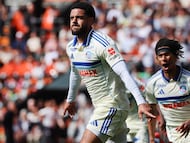 Andrew Omobamidele celebra un gol.