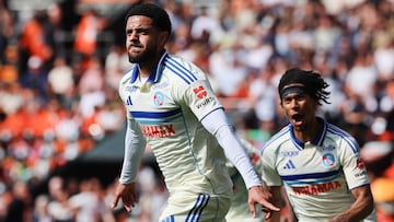 Andrew Omobamidele celebra un gol.