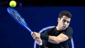 Basel (Switzerland), 24/10/2025.- Spain's Jaume Munar returns a ball to Canada's Felix Auger-Aliassime during their quarter-final match at the Swiss Indoors tennis tournament in Basel, Switzerland, 24 October 2025. (Tenis, España, Suiza, Basilea) EFE/EPA/GEORGIOS KEFALAS