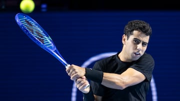 Basel (Switzerland), 24/10/2025.- Spain's Jaume Munar returns a ball to Canada's Felix Auger-Aliassime during their quarter-final match at the Swiss Indoors tennis tournament in Basel, Switzerland, 24 October 2025. (Tenis, España, Suiza, Basilea) EFE/EPA/GEORGIOS KEFALAS