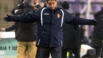 El entrenador del Real Zaragoza Manolo Jim&eacute;nez gesticula tras el segundo gol encajado por su equipo ante el Real Valladolid, en el partido correspondiente a la vig&eacute;sima jornada disputado esta tarde en el estadio Jos&eacute; Zorrilla. 