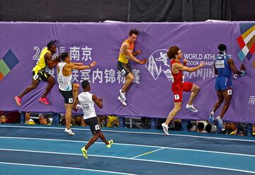 Los Campeonatos del Mundo de atletismo en pista cubierta est¨¢n ofreciendo curiosas y espectaculares im¨¢genes en el Parque Deportivo Ol¨ªmpico de la Juventud de Nank¨ªn (China). Un ejemplo de ello es esta foto, en la que varios corredores se frenan contra las protecciones de la pista tras cruzar la l¨ªnea de meta en la prueba de 60 metros masculinos.