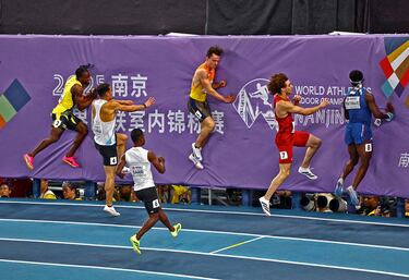 Los Campeonatos del Mundo de atletismo en pista cubierta están ofreciendo curiosas y espectaculares imágenes en el Parque Deportivo Olímpico de la Juventud de Nankín (China). Un ejemplo de ello es esta foto, en la que varios corredores se frenan contra las protecciones de la pista  tras cruzar la línea de meta en la prueba de 60 metros masculinos. 