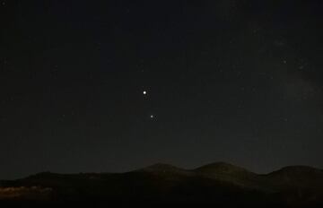 Imagen del eclipse lunar con luna de sangre 2018 sobre la ciudad libanesa de Tannourine, en las montañas al norte de Beirut, en la que se ve Marte (debajo) y la luna durante el eclipse lunar total.