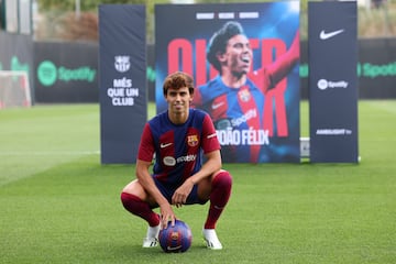 João Félix ya está sobre el verde de la ciudad deportiva del Barça.