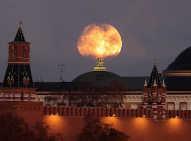 La Superluna se oculta tras el Kremlin en Moscú, Rusia.