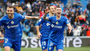 GETAFE (MADRID), 11/02/2024.- Borja Mayoral (i) del Getafe celebra después de marcar el 1-0 durante el partido correspondiente a la jornada 24 de Liga EA Sports que disputan el Getafe y el Celta de Vigo este domingo en el estadio Coliseum, en Getafe. EFE/Zipi Aragón