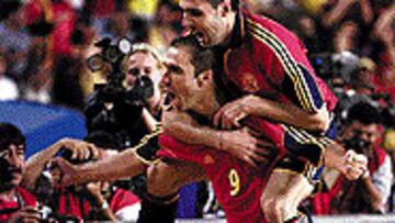 <b>ALEGRÍA.</B> Un compañero se cuelga de Sánchez para celebrar un gol.