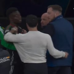 Conato de tangana en el descanso... ¡entre Carvajal y Saka!