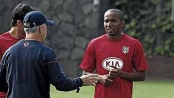 <b>CONFIANZA. </b>Paulo Assunçao recibe órdenes de Aguirre en el entrenamiento de ayer.