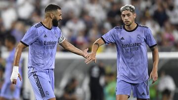 PASADENA, CA - JULY 30: Karim Benzema #9 of Real Madrid shakes hands with Federico Valverde #15 during their friendly soccer match against Juventus at the Rose Bowl on July 30, 2022 in Pasadena, California.   Kevork Djansezian/Getty Images/AFP
== FOR NEWSPAPERS, INTERNET, TELCOS & TELEVISION USE ONLY ==