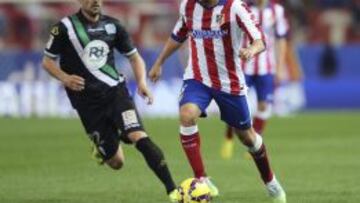 El centrocampista del Atlético de Madrid "Koke" Resurrección pelea un balón con el centrocampista del Córdoba, Aritz López Garai durante el partido de la décima jornada de liga en Primera División que se disputa esta tarde en el estadio Vicente Calderón.