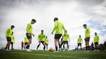 22-03-25. JUGADORES DEL SPORTING EN EL ENTRENAMIENTO EN MAREO.