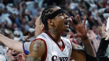 Allen Iverson saluda al p&uacute;blico durante un partido de la NBA junto con los Philadelphia Sixers